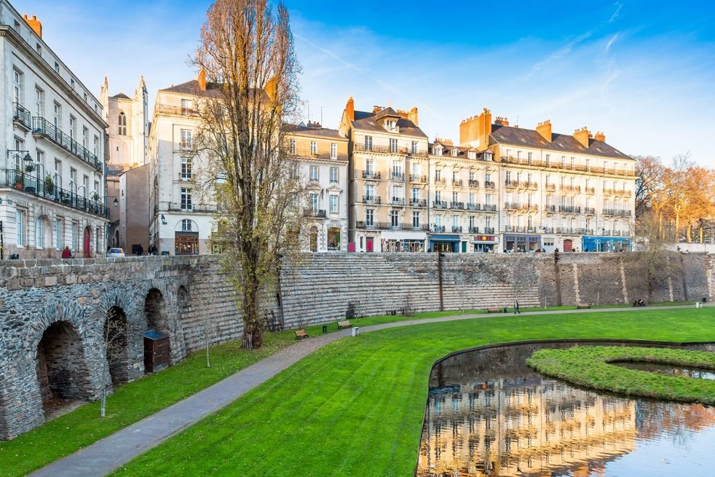 organic cannabis flower delivery in Nantes, France in 2026.